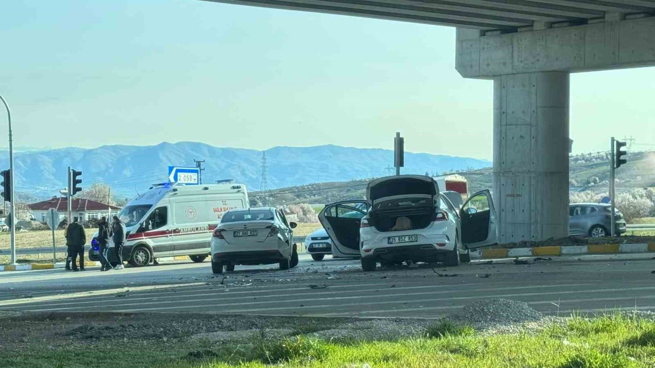 Elazığ-Pertek yolunda iki otomobil çarpıştı: 6 kişi yaralandı