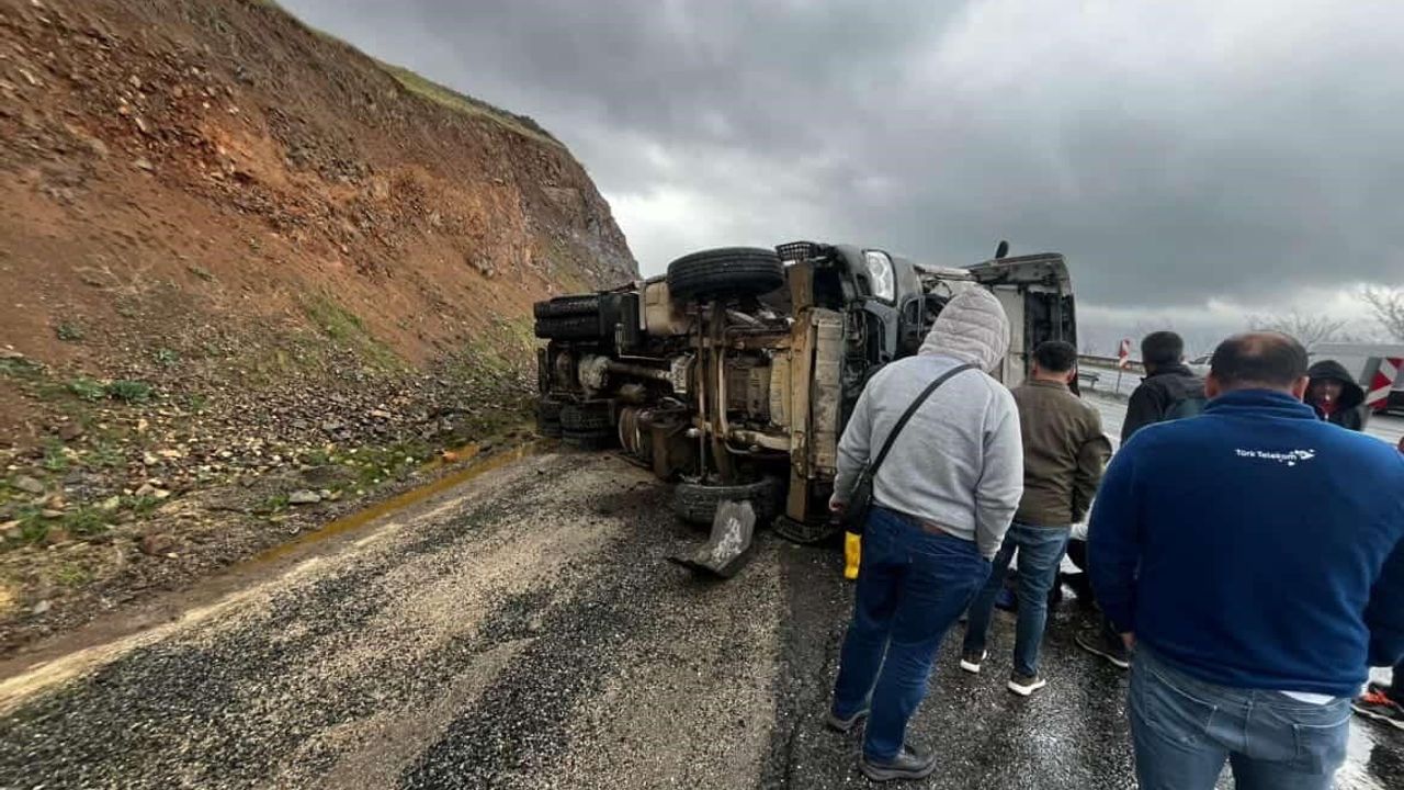 Elazığ-Sivrice'de Beton Pompası Yan Yattı: 1 Yaralı