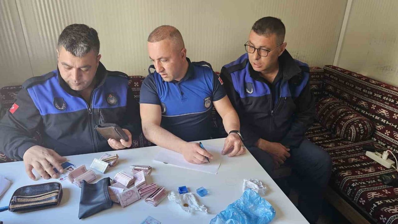 Elazığ Zabıtası, Bulunan 22 bin 766 TL ve Çeyrek Altını Sahibine Teslim Etti