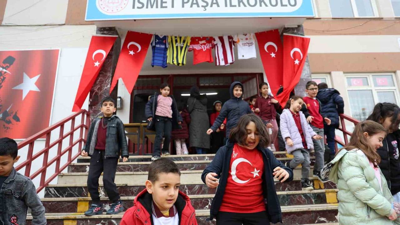 Elazığlı İlkokul Öğrencileri Milli Takımın Dünya Kupası Başarısını Coşkuyla Kutladı