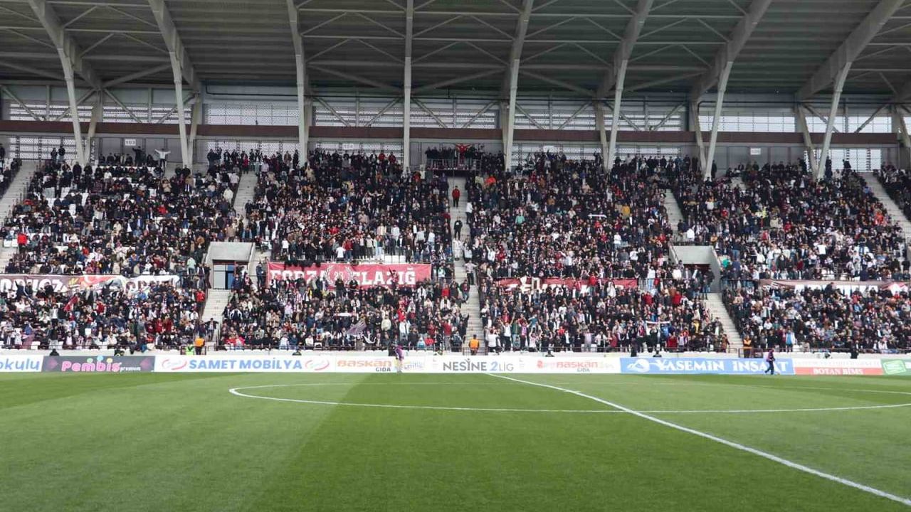 Elazığspor 'Kenetlen Elazığ' ile şehir genelinde bayrak kampanyası başlattı