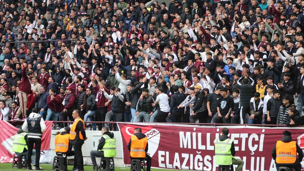 Elazığsporlu taraftarlar polis haftasında stadyumdaki emniyet mensuplarına çiçek ve pasta verdi