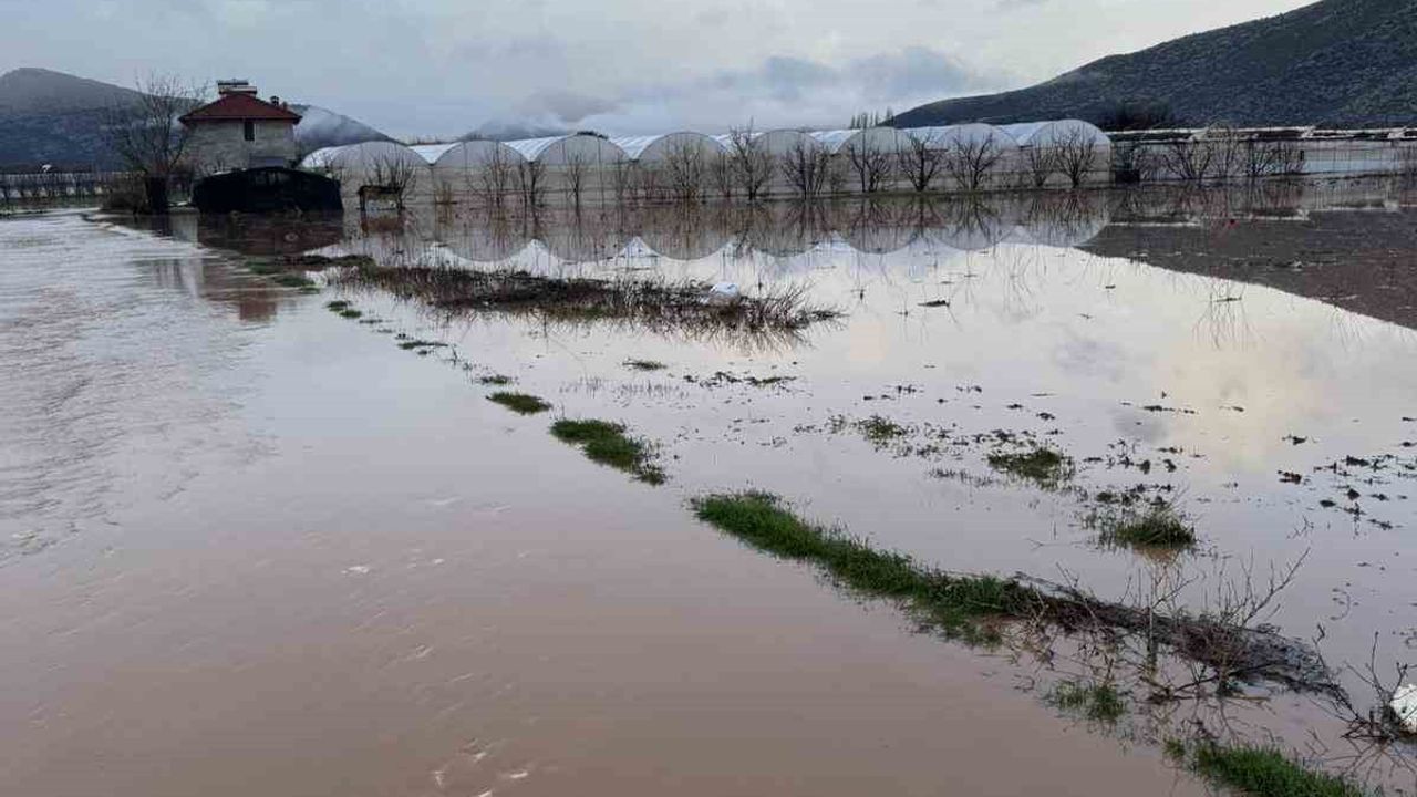 Elmalı’da sağanak sonrası dereler taştı, seralar ve tarım arazileri sular altında kaldı