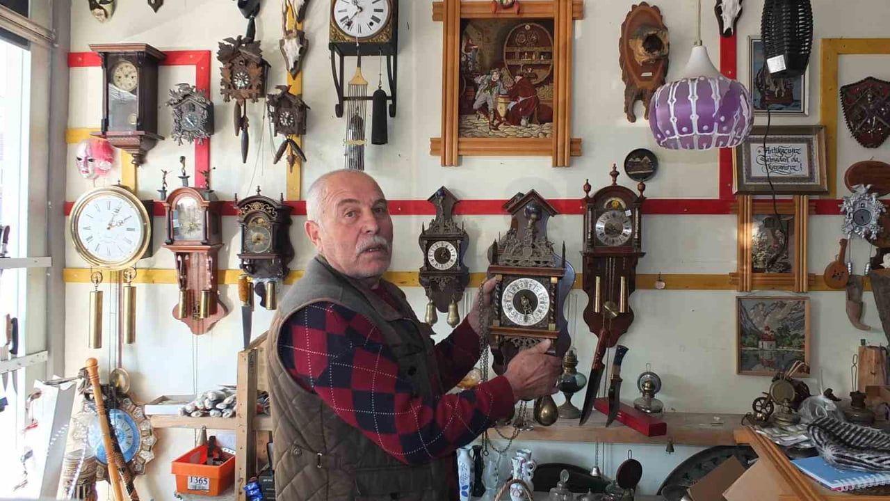Emekli Makine Teknisyeninin Tutkusu: Hanefi Efe'nin Antika Saat Koleksiyonu Burhaniye'de