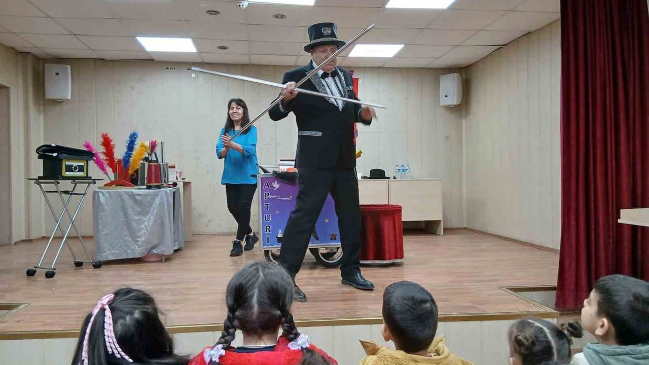 Emekli Polis Abdullah Karapınar Posof’ta İlköğretim Öğrencilerine Sihirbaz Gösterisi Düzenledi