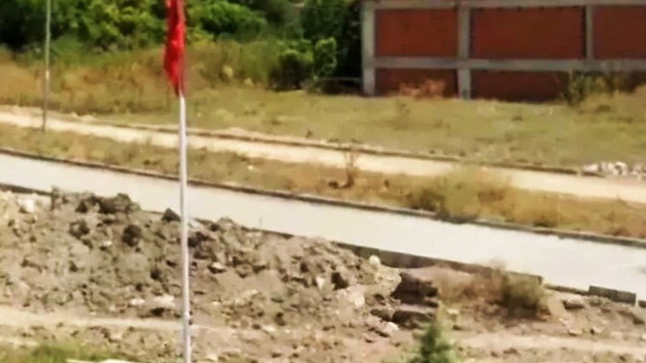 Emet'te yol ve inşaat arasında kalan 3 şehit mezarı ilçe şehitliğine nakledildi