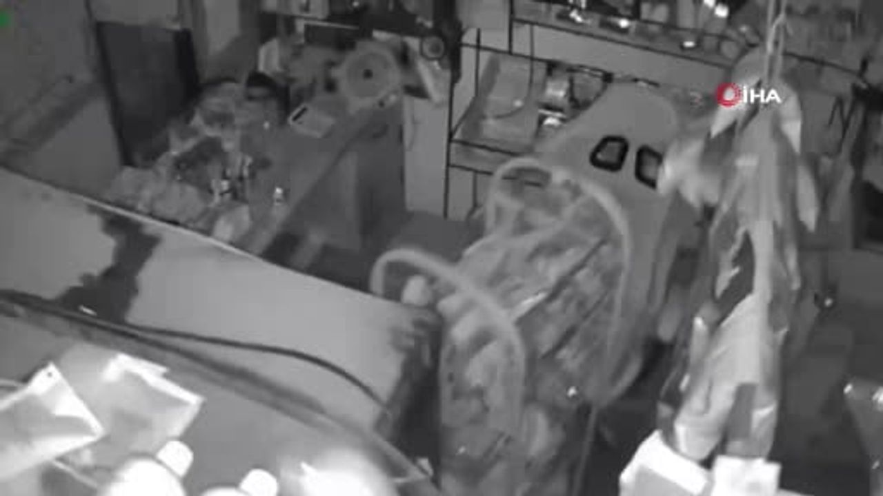 Endonezya'da 7.4 büyüklüğünde deprem: Tsunami uyarısı verildi, en az 1 kişi hayatını kaybetti