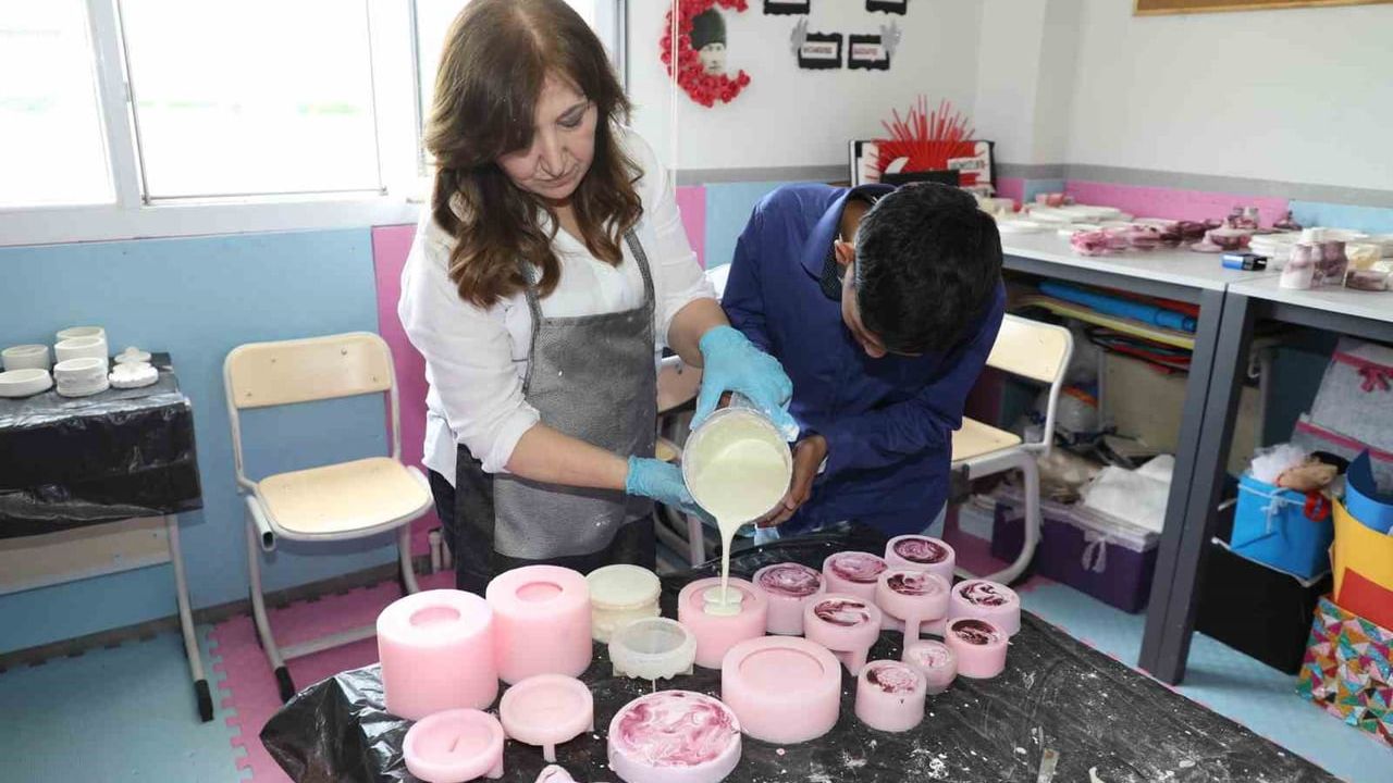 Engelsiz Yaşam Merkezi öğrencileri Mesir Festivali için el yapımı mum ve dekoratif ürünler üretiyor