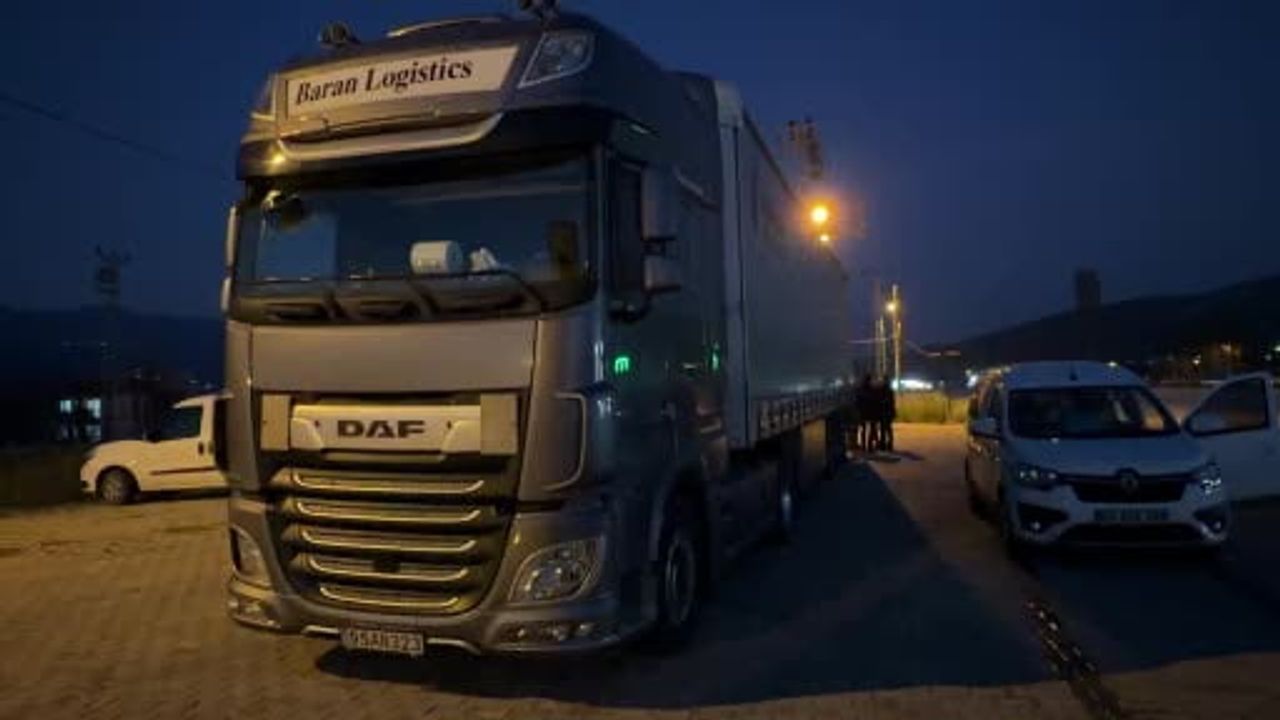 Erbaa'da hurma ve fıstık yağı yüklü tırın dorsesinde 18 Afgan kaçak göçmen yakalandı