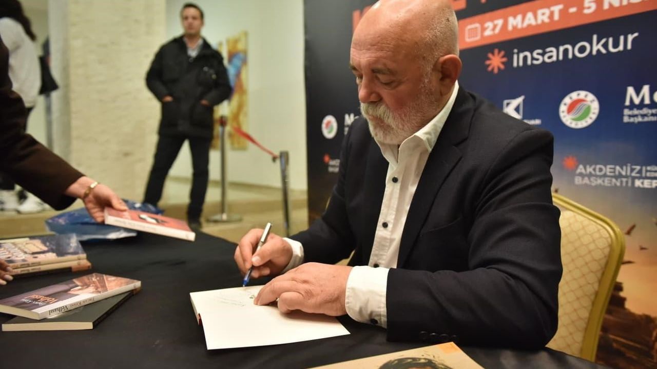 Ercan Kesal, Kepez Kitap Fuarı'nda okumanın ve yazarlığın önemini vurguladı