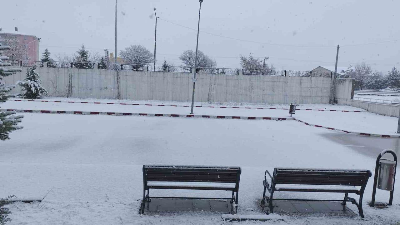 Erciş'te Nisan Ayında Kar: İlçe Merkezi 3 cm, Yüksek Kesimler 10 cm'i Aştı