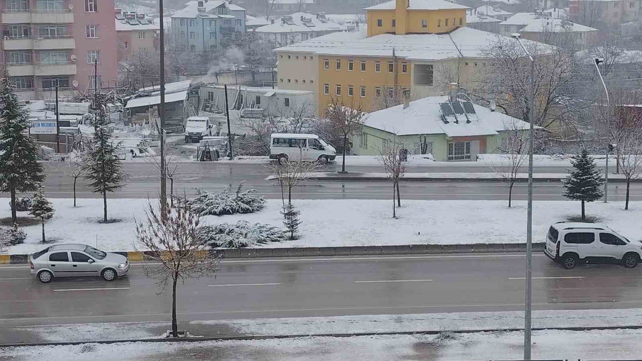 Erciş’te Nisan Ayında Kar Yağışı: Meteoroloji Tahmini Yağmuru Gösterirken Kar Etkili Oldu