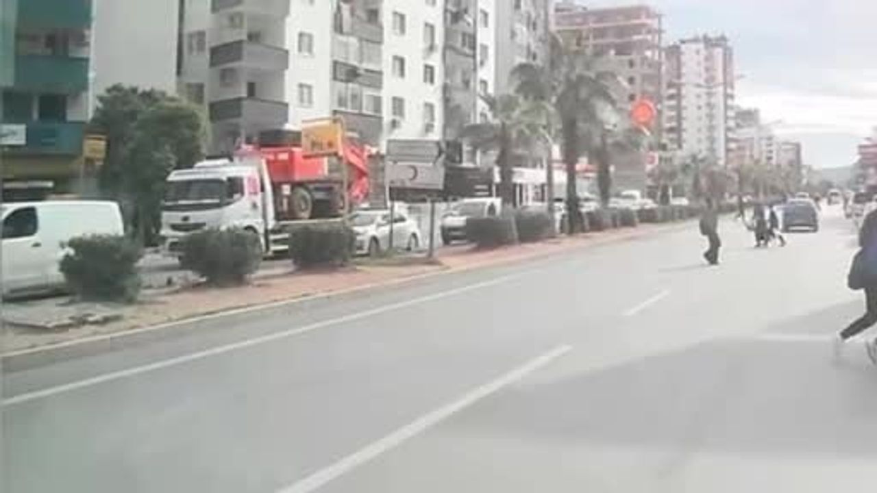 Erdemli'de motosikletin yayanın üzerine çarpması: 2 yaralı, kaza anı araç kamerasında