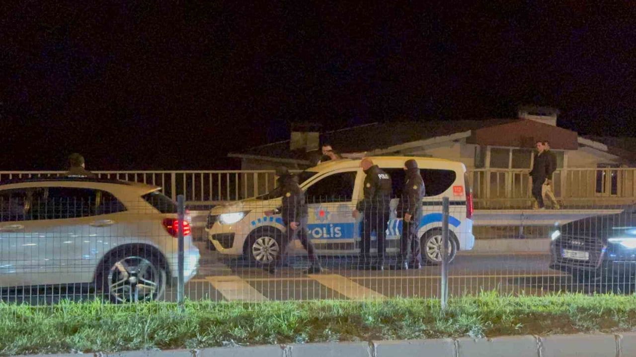 Ereğli-Alaplı yolunda 'dur' ihtarına uymayan alkollü sürücü polis aracına çarptı: 3 gözaltı