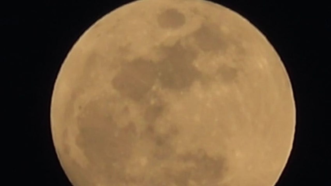 Erek Dağı’ndan yükselen 'Pembe Dolunay' Van'da baharın habercisi oldu