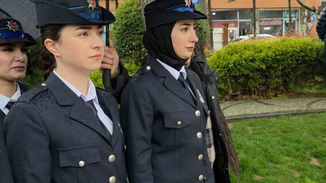 Ergani’de 181. yıl töreninde vatandaşlar yağmurda ıslanan polislere şemsiye tuttu