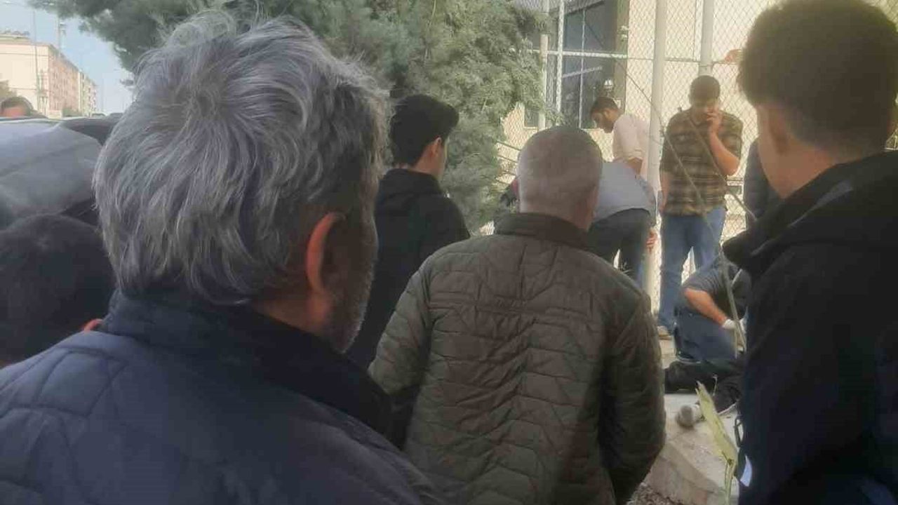 Ergani'de drift yapan sürücü kaldırımda yürüyen öğrencilere çarptı: 2 yaralı