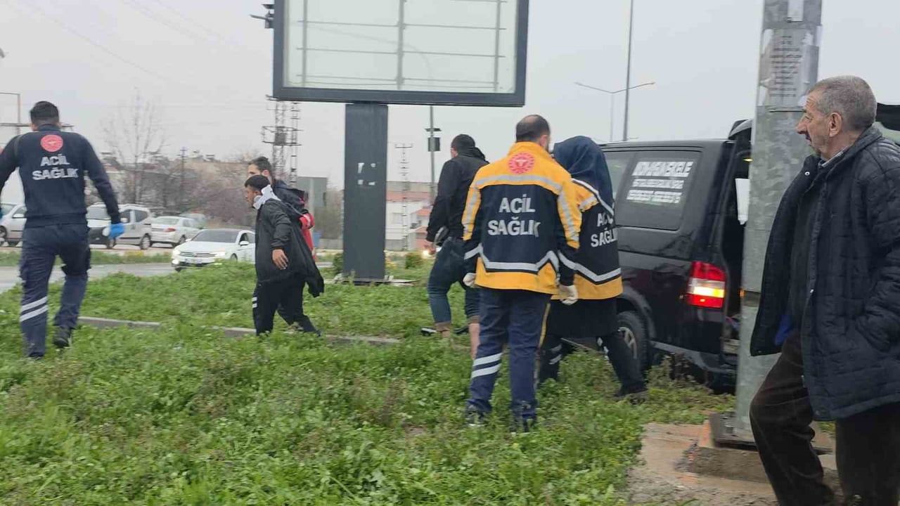 Ergani'de transporter ile minibüs çarpıştı: 4 yaralı