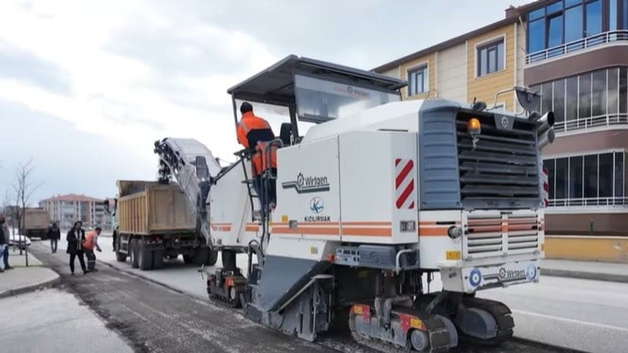 Ergenekon Mahallesi'nde asfalt yenileme çalışmaları devam ediyor