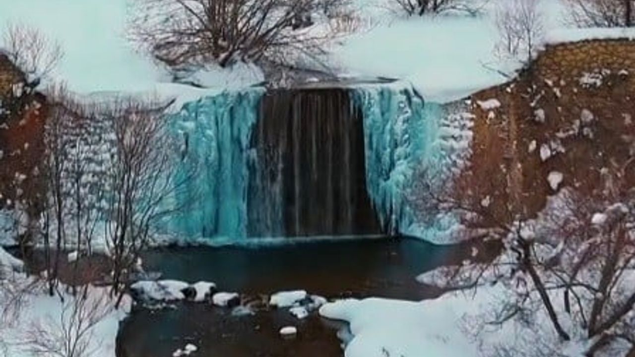 Erzincan Çayırlı’da Derelerde Buz Çözülüyor, Yetkililer Don ve Çığ Uyarısı Yaptı