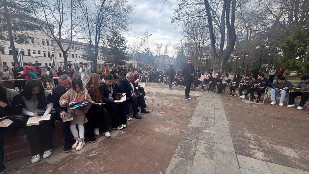 Erzincan'da '81 İlde Kitap Okuyoruz' ile açık hava okuma etkinliği