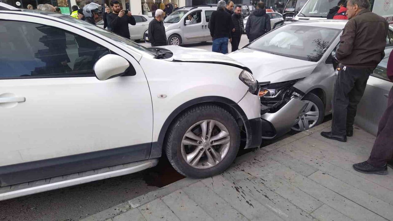 Erzincan'da iki otomobil kafa kafaya çarpıştı: 2 yaralı