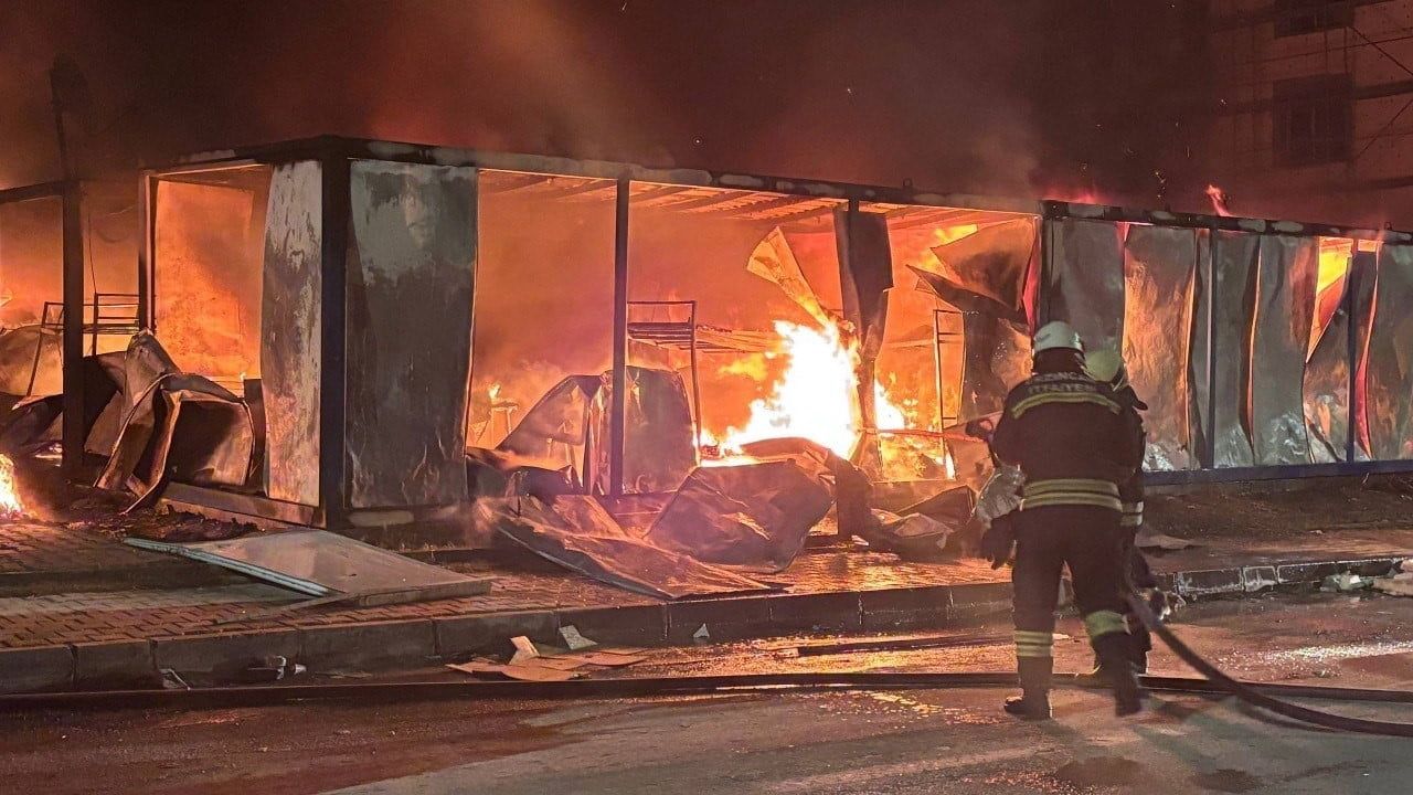 Erzincan’da inşaat şantiyesinde işçi konteynerlerinde çıkan yangın kontrol altına alındı