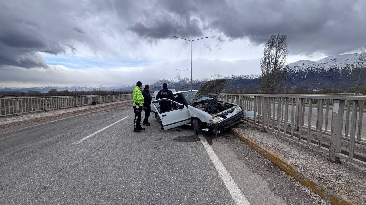 Erzincan'da Köprübaşı'nda Trafik Kazası: 2 Kişi Yaralandı