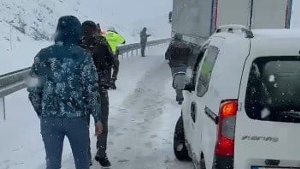Erzincan'da Nisan'da kar yağışı: Erzincan-Sivas karayolu kapandı