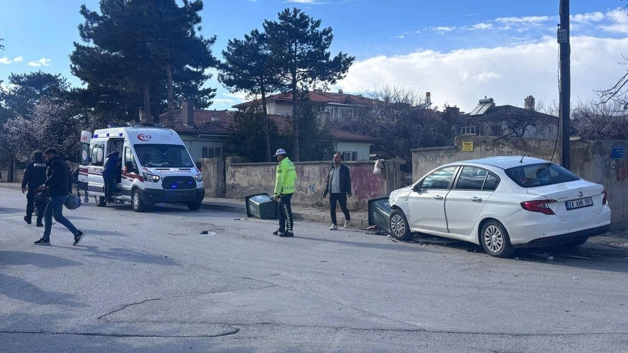 Erzincan'da otomobil ile motosiklet çarpıştı: 1 yaralı