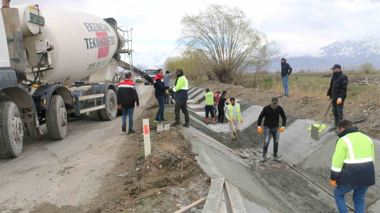 Erzincan’da sulama altyapısı güçlendiriliyor: Mertekli Regülatörü'nde kanal yenilemesi incelendi