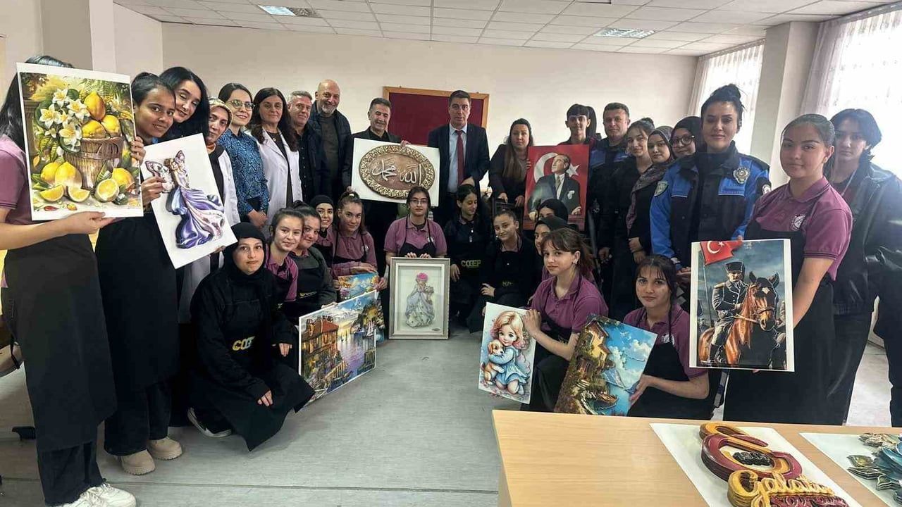 Erzincan Polisi, ÇOGEP Kapsamında Kâğıt Rölyef Kursunu Ziyaret Etti