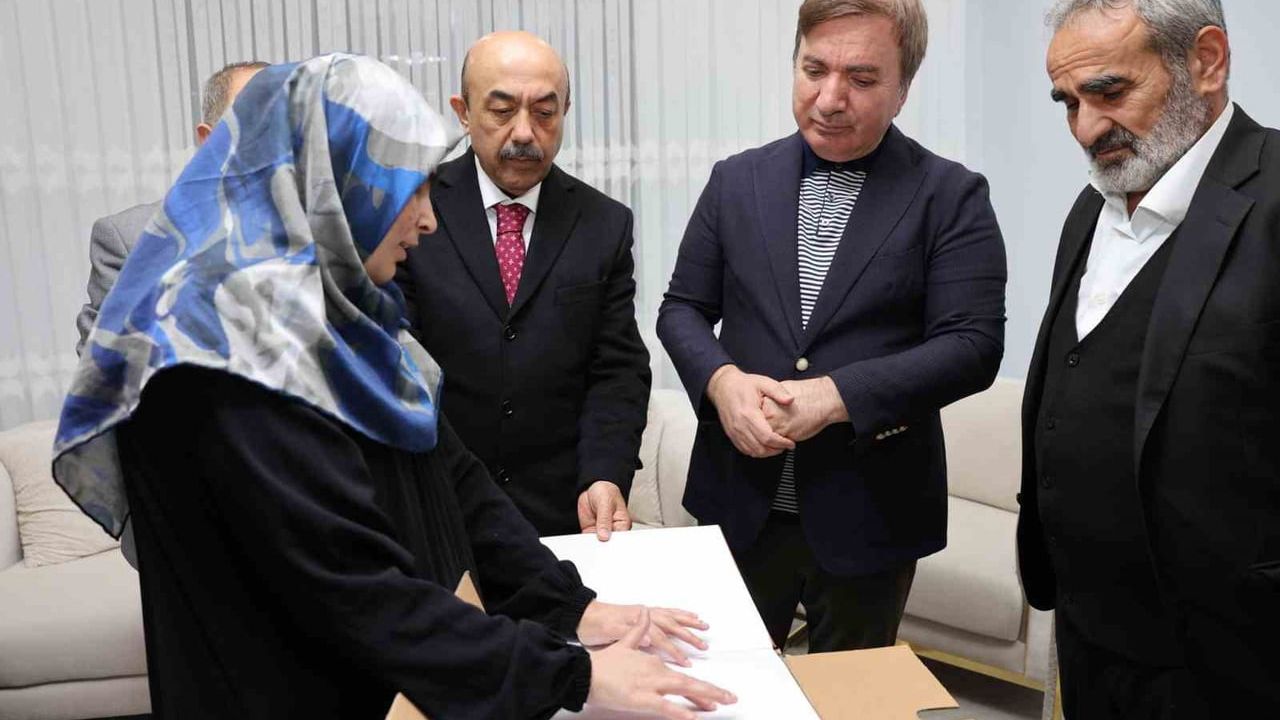 Erzincan Valisi Aydoğdu, görme engelli hafız Kader Macit'e Braille alfabesiyle yazılmış Kur'an hediye etti