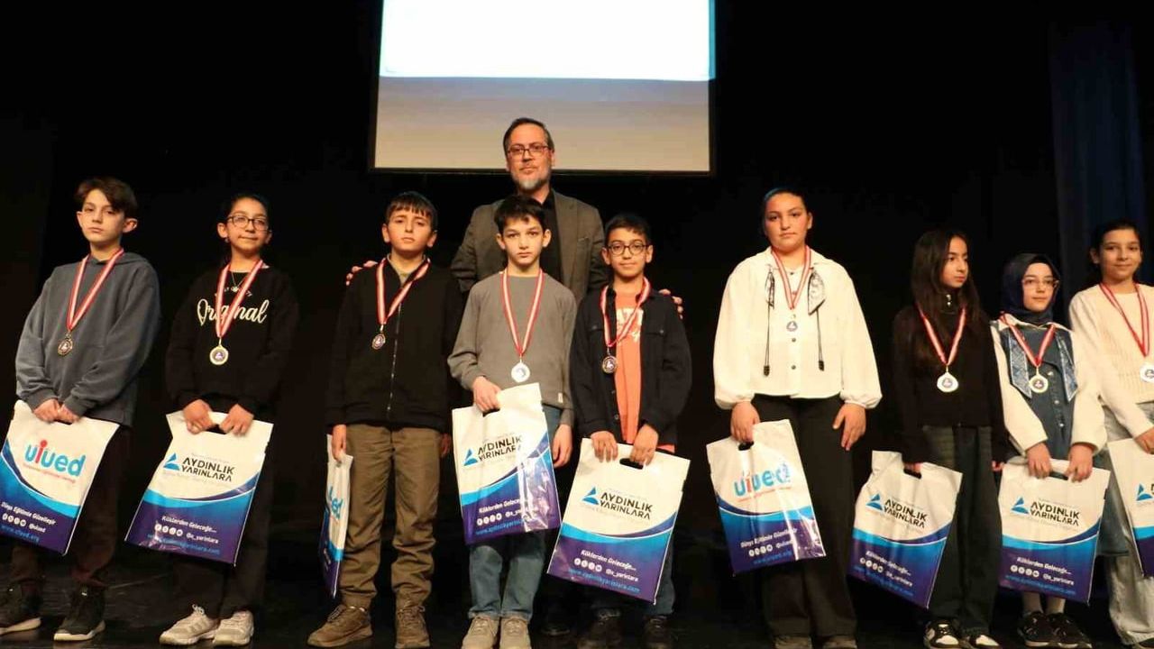 Erzurum'da 'Aydınlık Yarınlara' ve 'Ramazan Seninle Güzel' yarışmalarının ödül töreni yapıldı