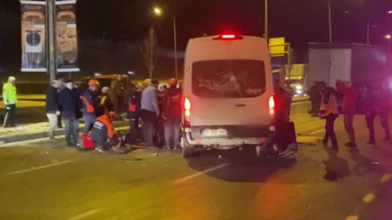 Erzurum'da Çat Yolu Köprülü Kavşağı'nda Buzlanma Kaynaklı Kaza: 5 Yaralı