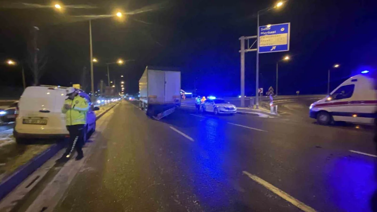 Erzurum'da Çat Yolu Köprülü Kavşağı'nda buzlanma kaynaklı zincirleme kaza: 5 yaralı