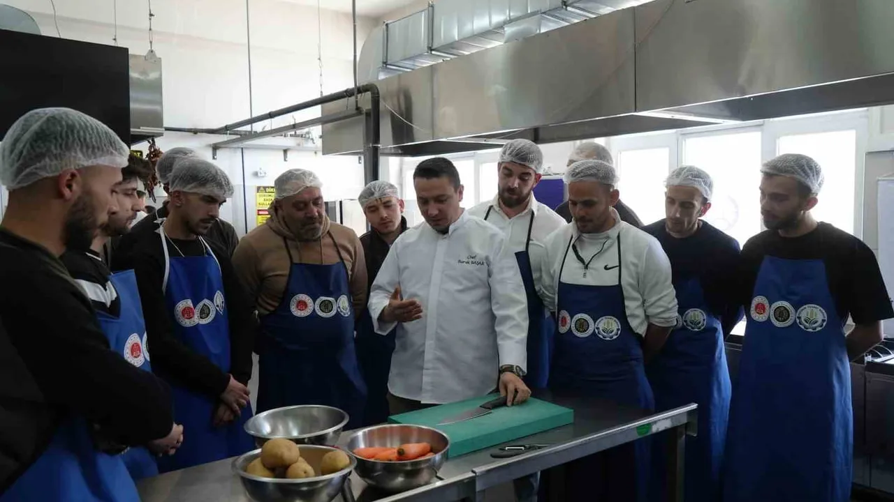 Erzurum'da denetimli serbestlikteki 16 kişiye 4 haftalık sertifikalı aşçılık eğitimi