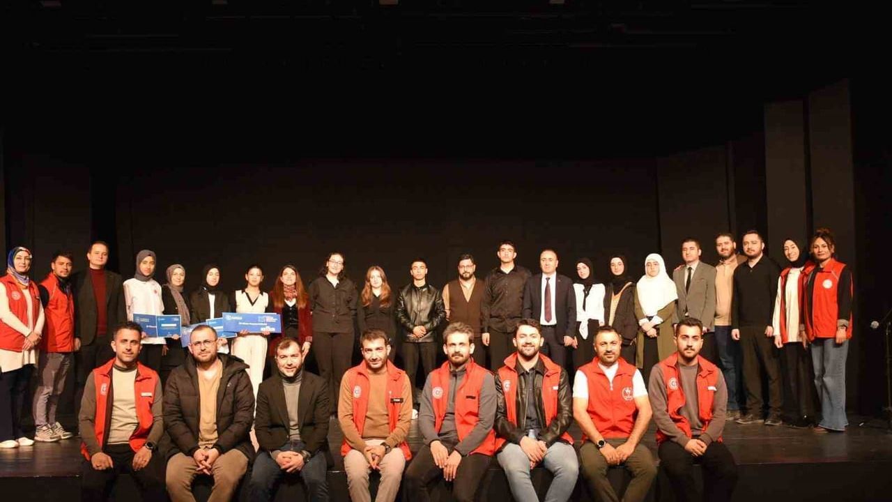 Erzurum'da Genç Şairler Yarıştı: Rabia Berfin Araz ve Enes Mesutgil İl Birincisi Oldu