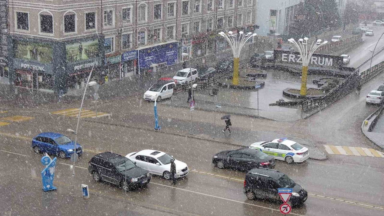 Erzurum'da lapa lapa kar yağışı: Meteoroloji ve uzmanlardan çığ uyarısı