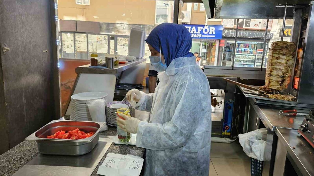 Erzurum'da yem ve gıda denetimleri: 587 işletme incelendi, 2 firmaya idari yaptırım