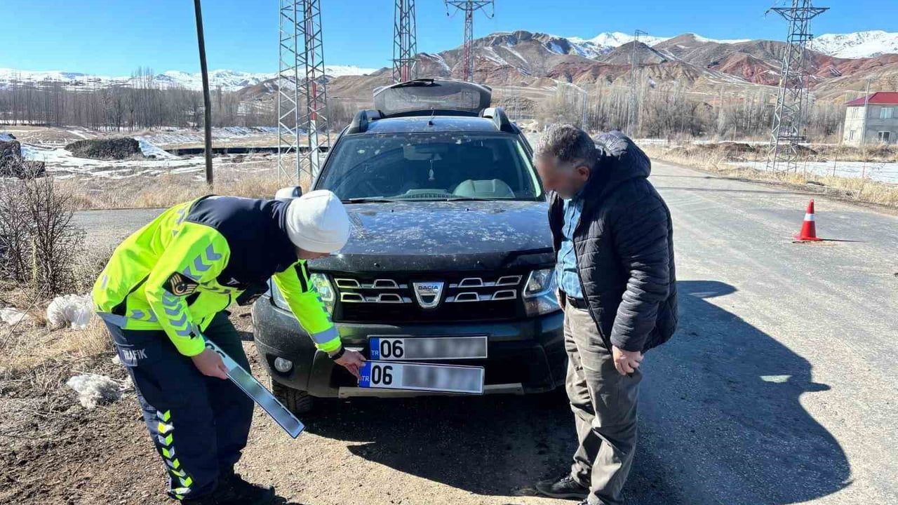 Erzurum Jandarması trafik denetim, eğitim ve bilgilendirme çalışmalarını sürdürüyor
