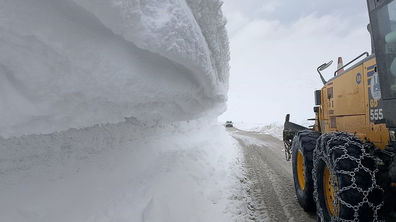Erzurum kırsalında karla mücadele devam ediyor: Yüksek kesimlerde 2-3 metreye ulaşan kar temizleniyor