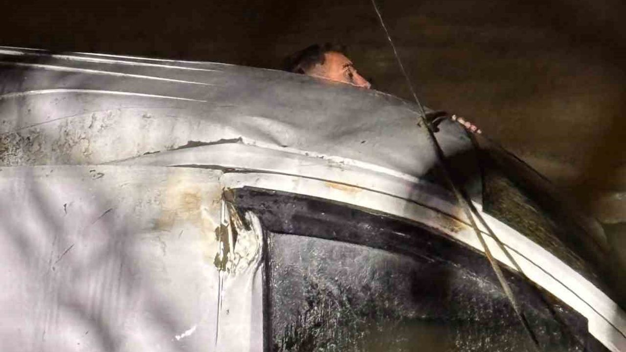 Erzurum Köprüköy'de Aras Nehri'ne yuvarlanan araçta mahsur kalan sürücü halatlı operasyonla kurtarıldı