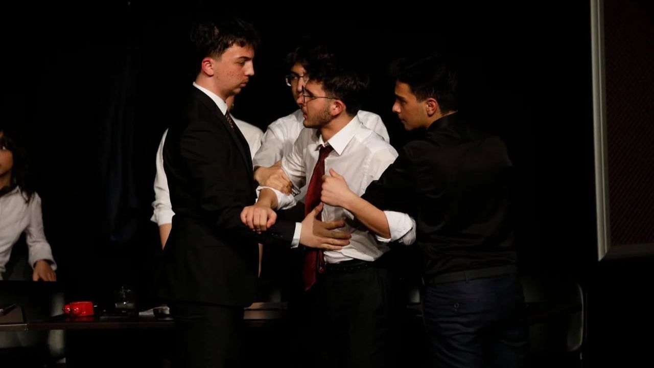 Erzurum Lisesi öğrencilerinin '12 Öfkeli' sahnesi İbrahim Erkal Kültür Merkezi'nde beğeni topladı