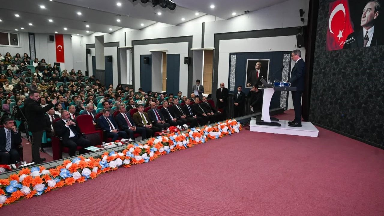 Erzurum Millî Eğitim Akademisi'nde 'İlk Ders' Programı: Bakan Tekin ve Vali Aydın Baruş Öğretmen Adaylarıyla Buluştu