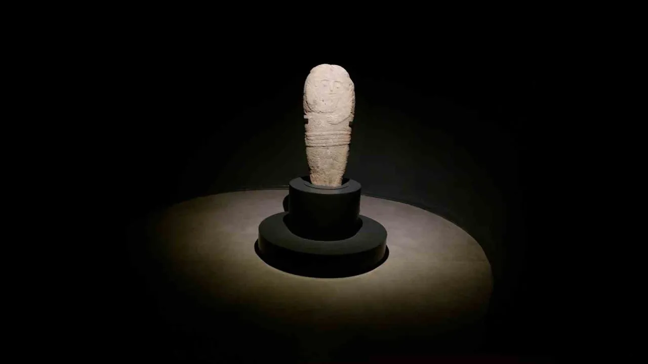 Erzurum Müzesi'nde sergilenen 2 bin 500 yıllık 'Taş Baba' heykeli ziyaretçilerin ilgi odağı