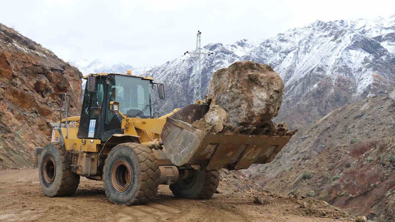 Erzurum Oltu’da heyelan nedeniyle mahalle yolu geçici süreyle kapandı