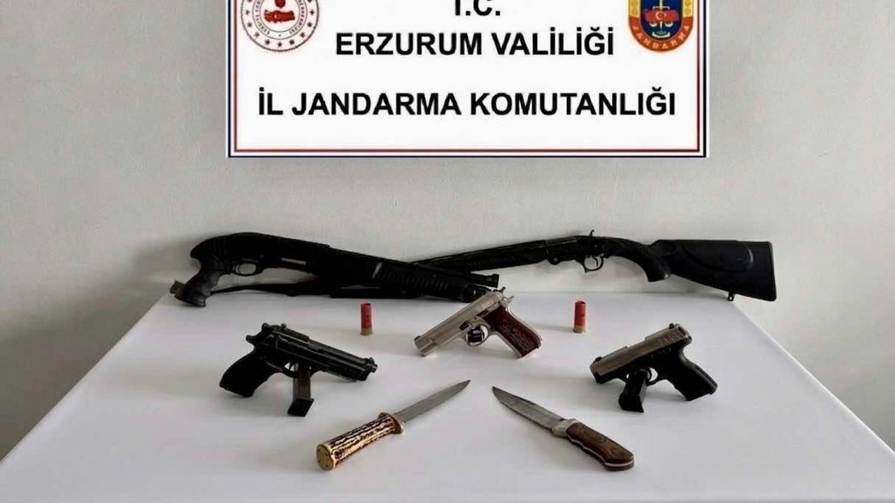 Erzurum Tekman'da jandarma operasyonu: İki kişi ve çok sayıda ruhsatsız silah ele geçirildi