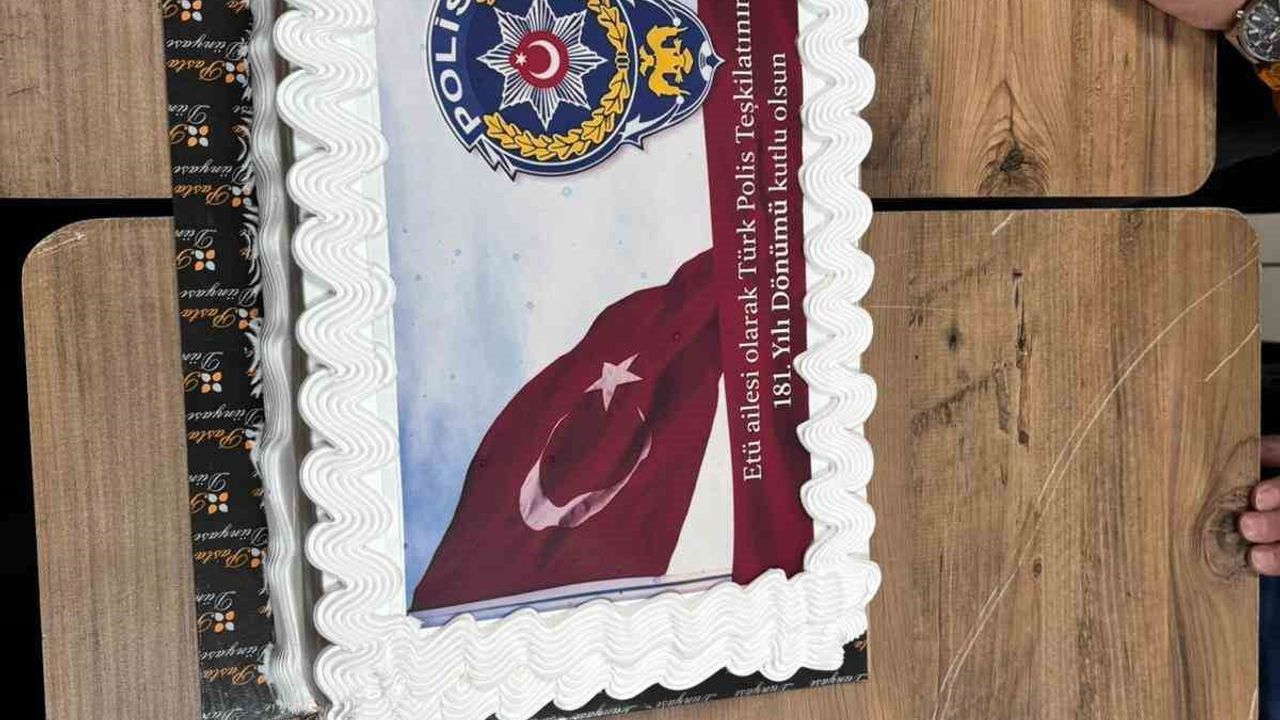 Erzurum Teknik Üniversitesi öğrencilerinden Türk Polis Teşkilatı'nın 181. yılına anlamlı sürpriz