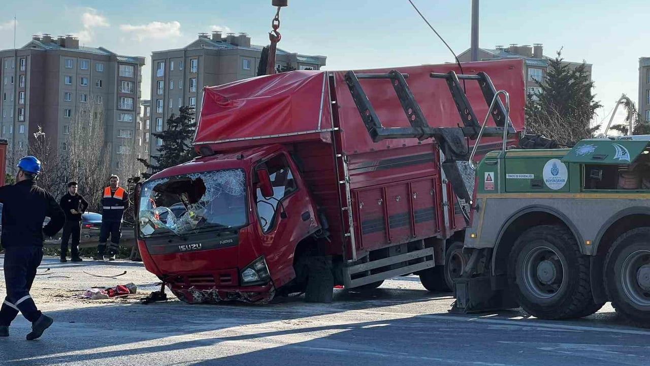 Esenler'de otomobil kamyonete çarptı: 6 yaralı, 1'i ağır